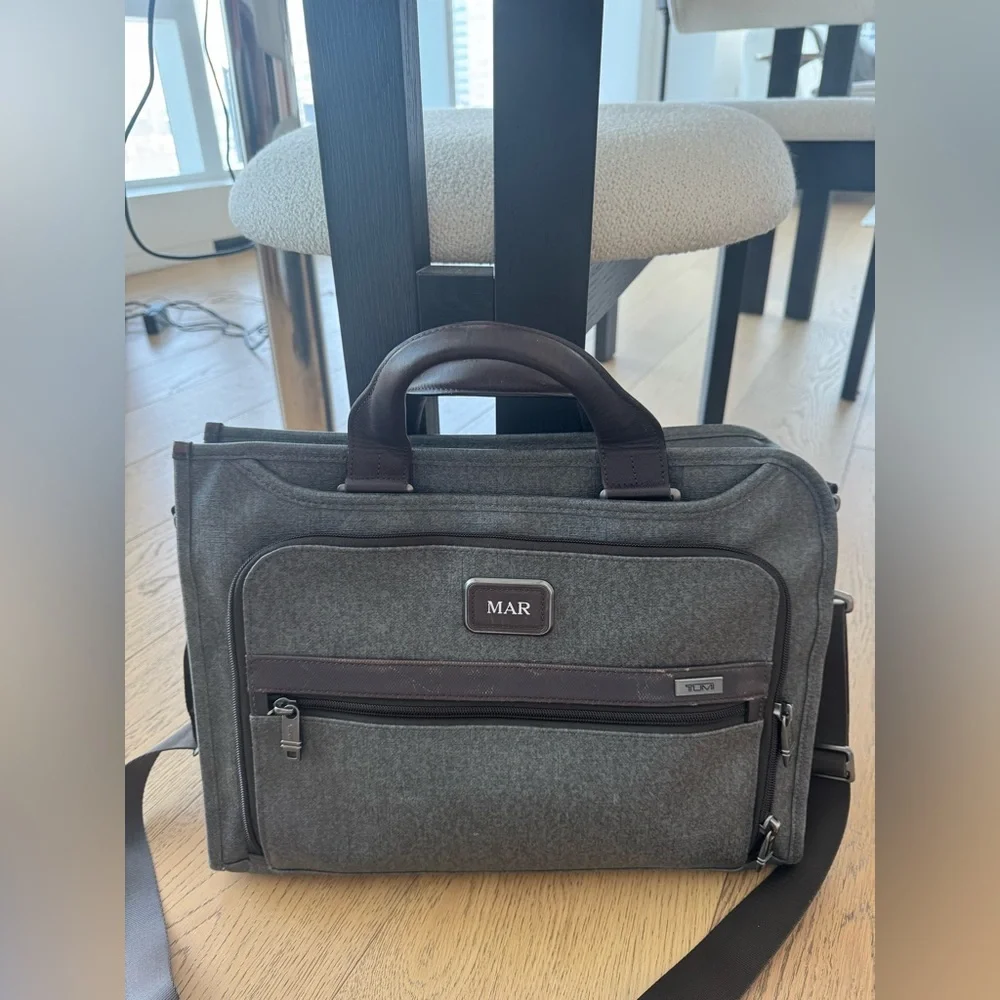 Tumi briefcase - in great condition a little leather wear
